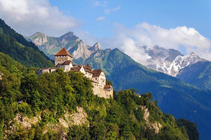 Schloss Vaduz mit schneebedeckten Gipfeln in der Ferne