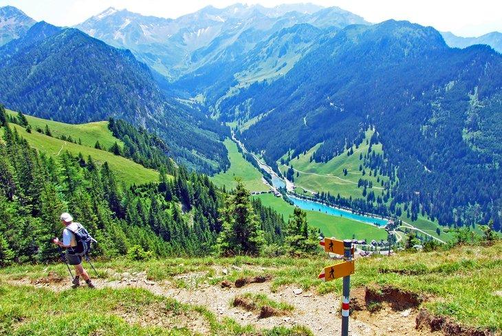 Wanderer im Samina-Alpen-Tal