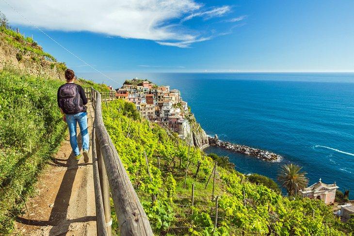 Caminata por el sendero cerca del pueblo de Manarola, Cinque Terre