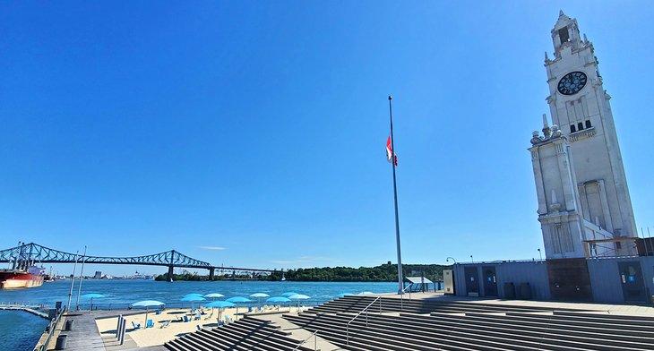 Vue du pont depuis la plage de la Horloge