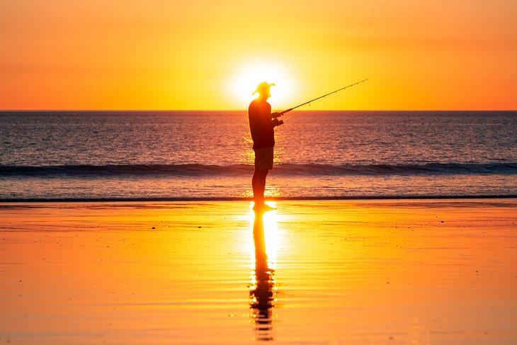 Pesca al atardecer en Cable Beach en Broome, Australia Occidental