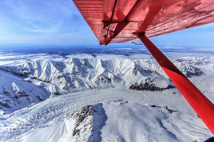 Blick auf den Ruth Gletscher im Denali Nationalpark von einem Sightseeingflug