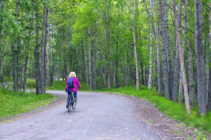 Radfahrer auf dem Tony Knowles Coastal Trail