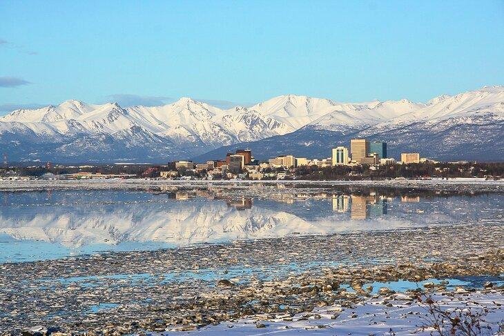 Skyline von Anchorage mit den Chugach-Bergen