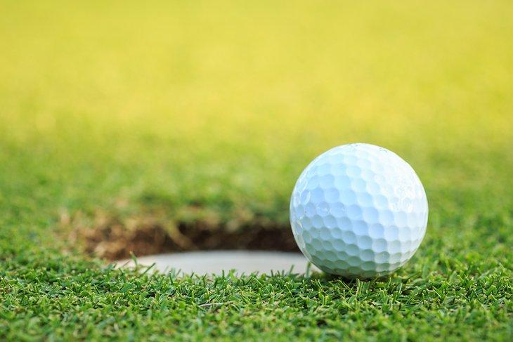 Bola de golf en el green