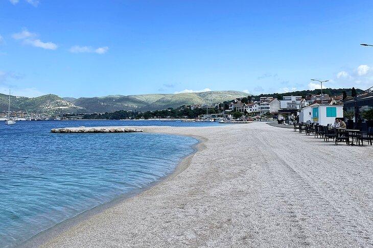Une plage de galets à Trogir