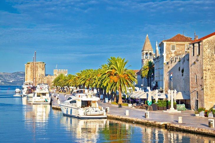 Promenade en bord de mer de Trogir