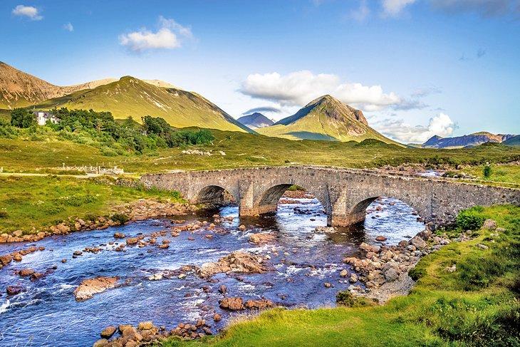 Antiguo puente de piedra en Sligachan