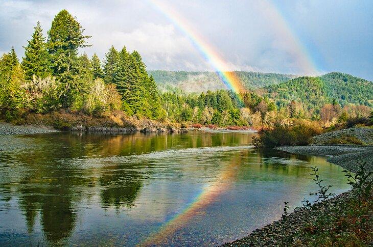 Arc-en-ciel au-dessus du parc d'État de Jedediah Smith Redwoods