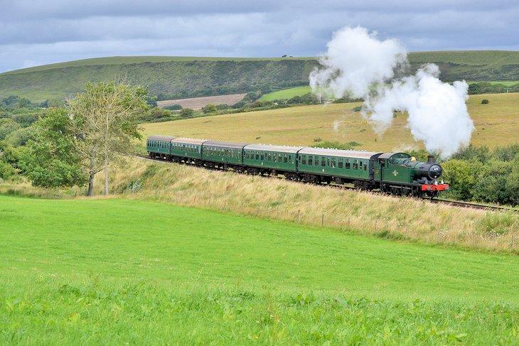 Tren de vapor a través del campo inglés