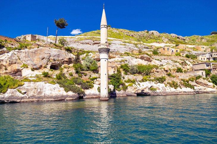 Minarete de mezquita sumergido en la presa de Berecik