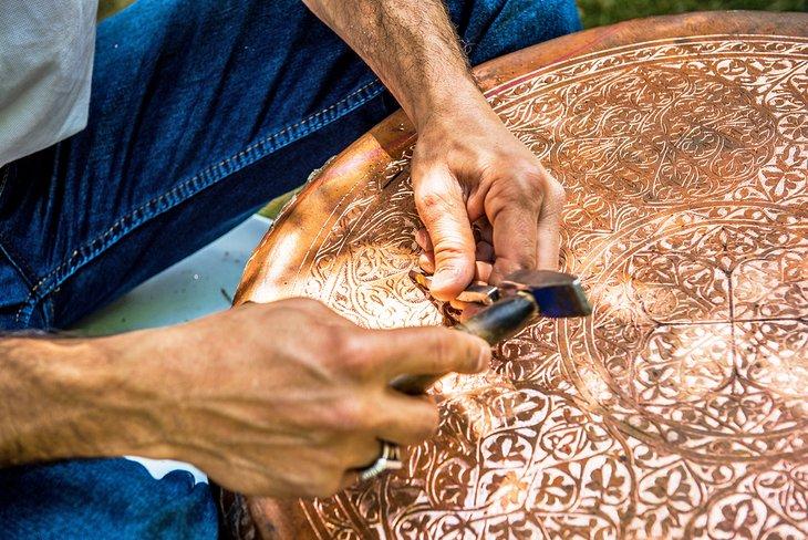 Trabajador de metal en la zona del bazar de Gaziantep