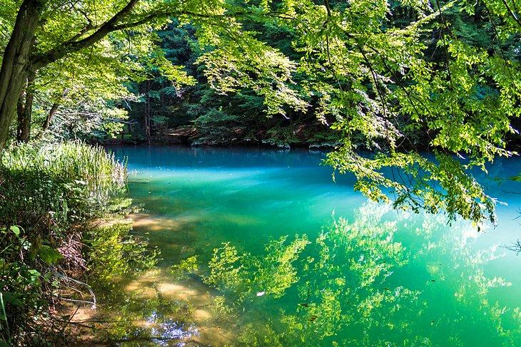 Les eaux turquoise du lac des Yeux de la Mer, Parc National d'Aggtelek