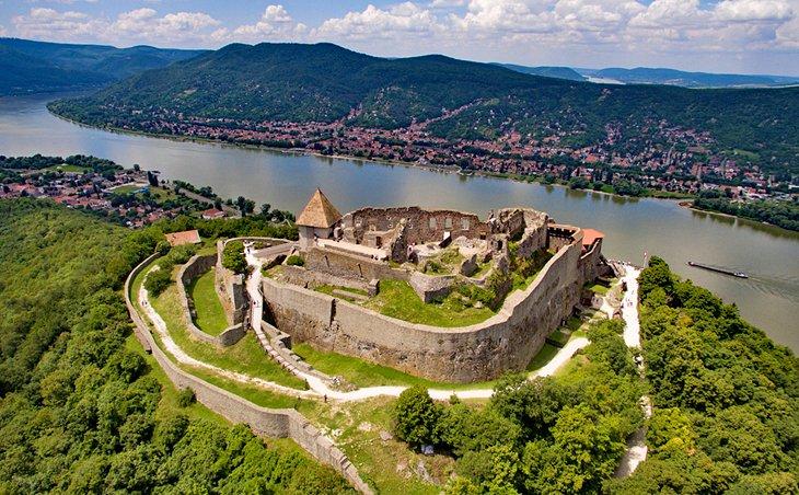 Vue aérienne de la vieille citadelle à Visegrád