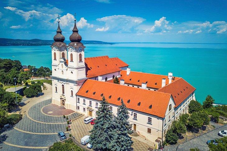 Vue aérienne de l'abbaye bénédictine à Tihany et du lac Balaton