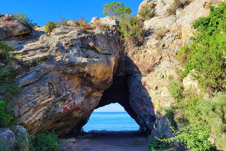 Cueva de los Contrabandistas, cerca de Playa Pirate's Cove