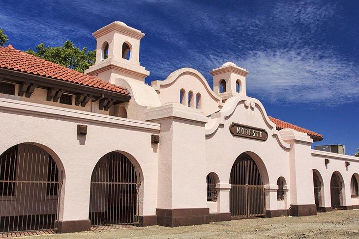 L'ancienne gare du Southern Pacific Railroad dans le centre-ville de Modesto