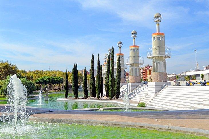 Fuentes y faros en el Parque Espanya Industrial