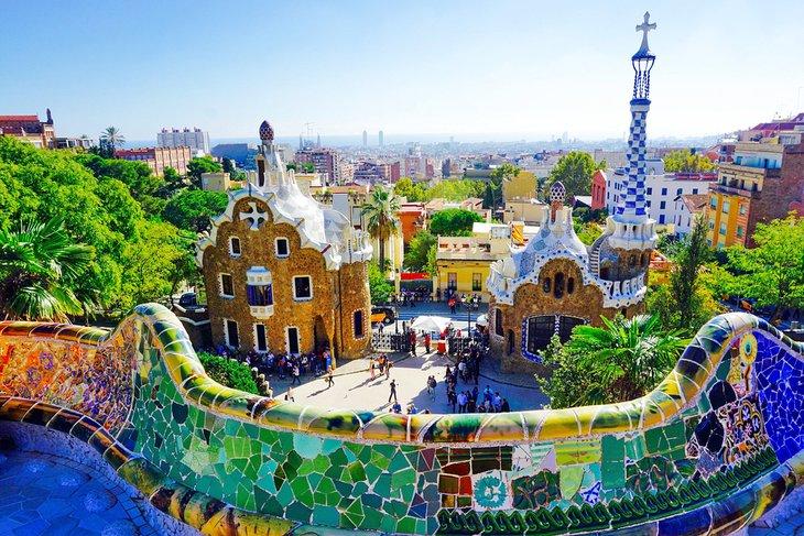 Vista de las casas de entrada desde la esplanada en el Parque Güell