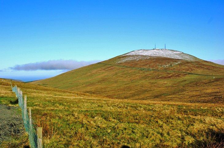 Mont Snaefell avec un saupoudrage de neige