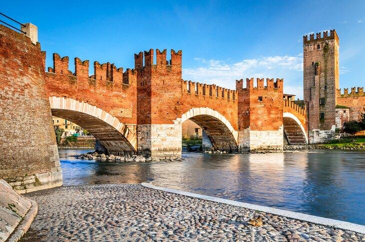 Adigefluss und Ponte Scaligero in Verona, Italien