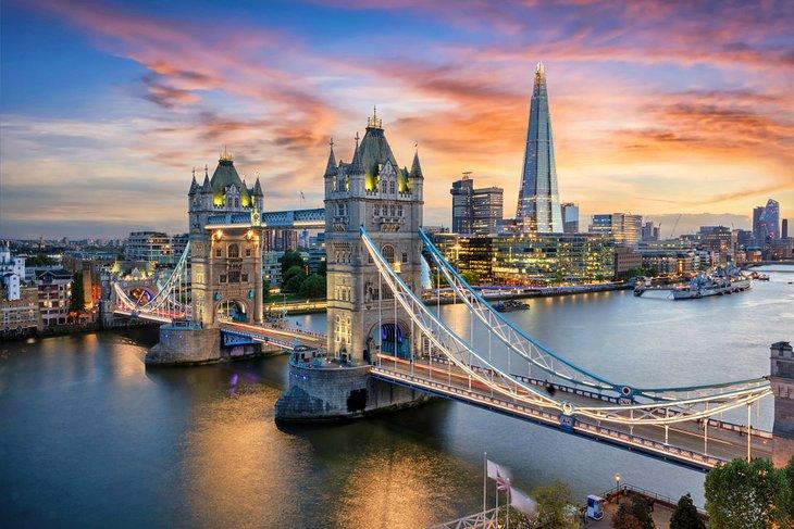Vista aérea del Puente de Londres al atardecer