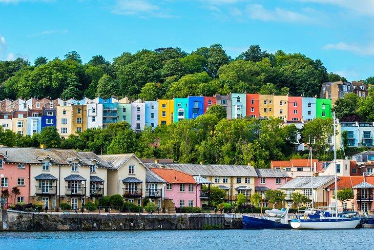 Casas coloridas a lo largo del río Avon en Bristol
