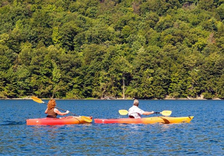 Kayak en el lago Canadice, uno de los Finger Lakes de Nueva York