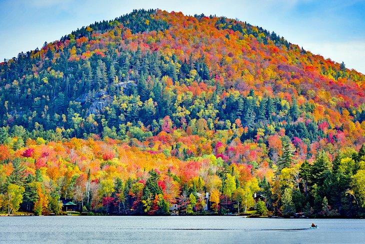 Colores de otoño en Mirror Lake, Lago Placid