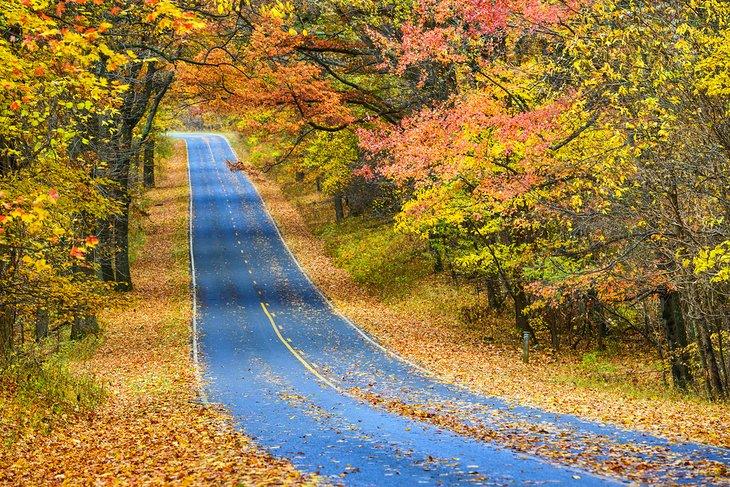 Ruta a través del follaje otoñal de Shenandoah National Park