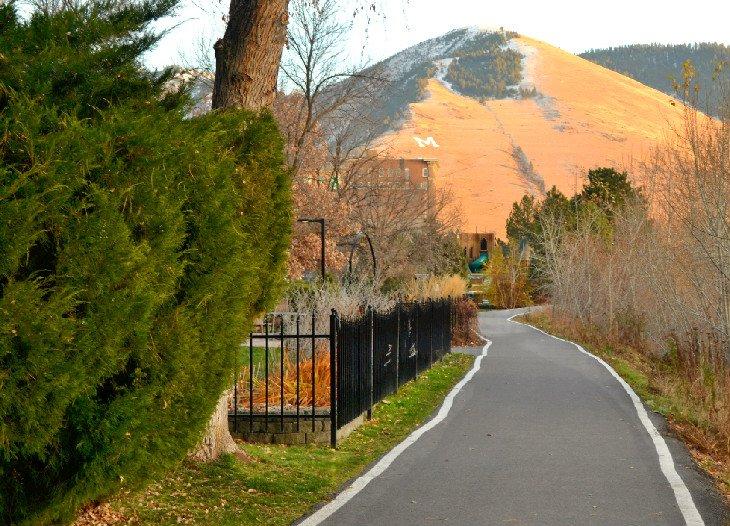 Sendero frente al río Clark Fork