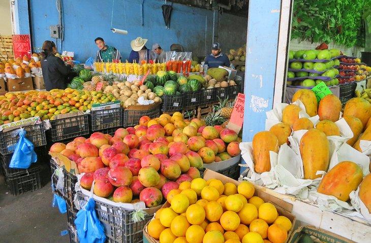 Fruits frais à vendre au Mercado Hidalgo