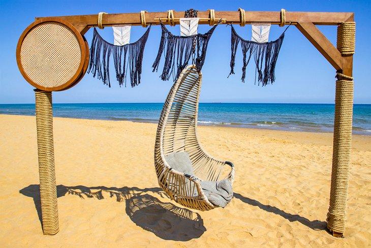 Silla colgante en la playa de Burç