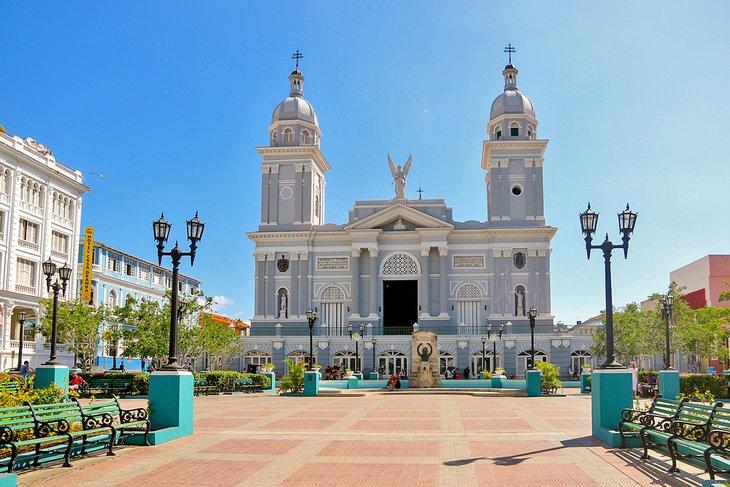 Catedral de Nuestra Señora de la Asunción y Parque Cespedes en Santiago de Cuba