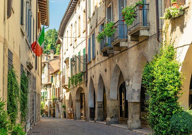 Eine enge Straße in Asolo