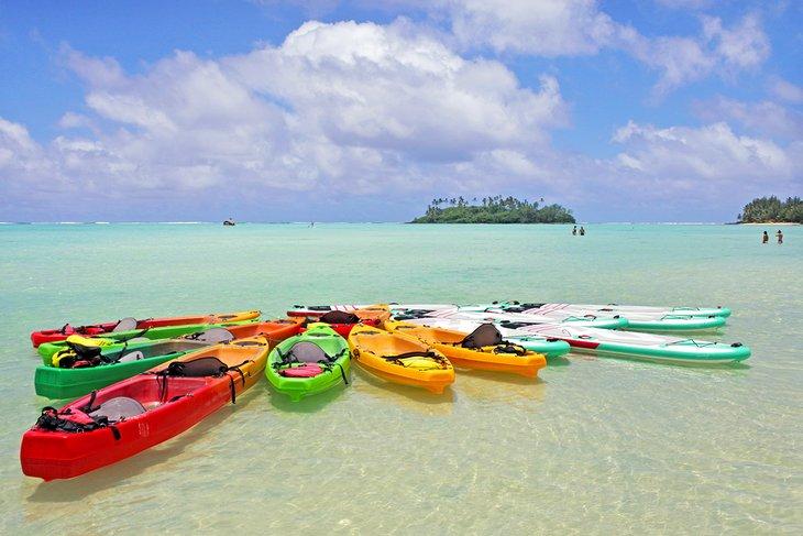 Kayaks coloridos en la Laguna de Muri, Rarotonga
