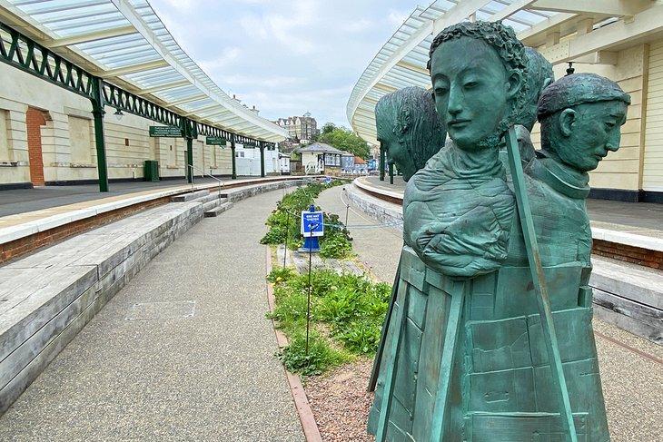 Estatua en la estación de tren reformada del Harbour Arm