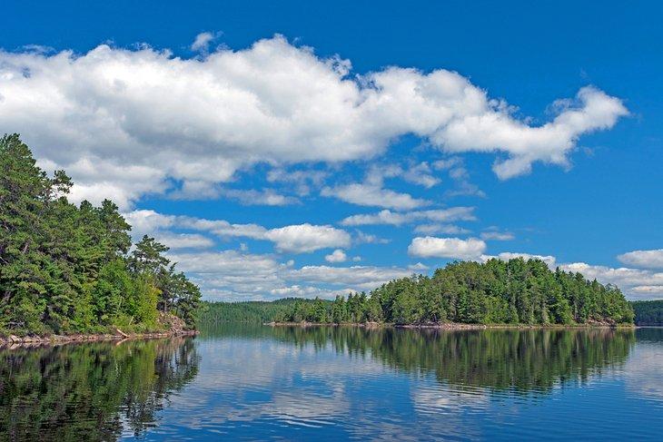 Baie Cache dans les bois du parc provincial de Quetico
