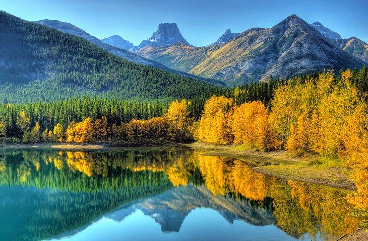 Lac et montagnes en automne, Kananaskis Country