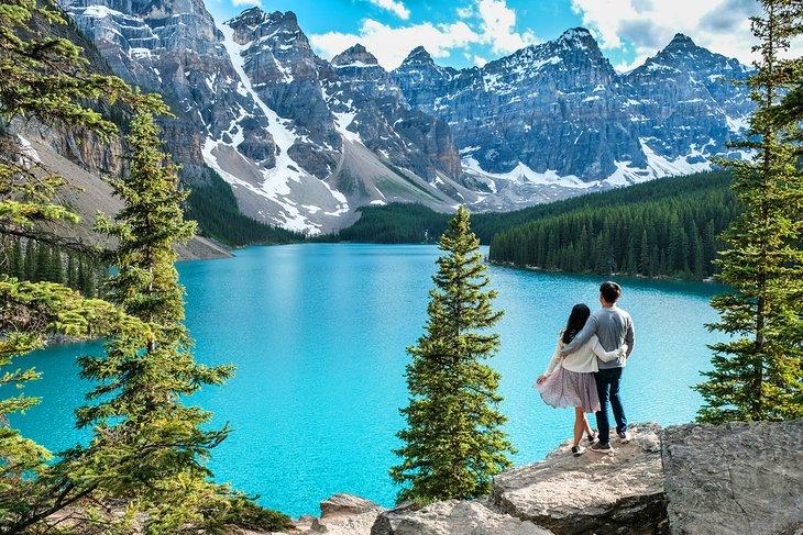 Couple au lac Moraine, Parc national de Banff