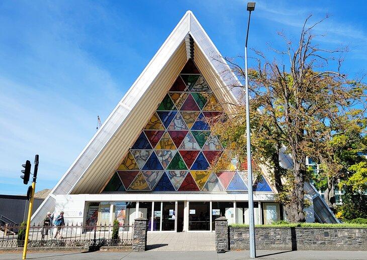 Eingang zur Pappkathedrale