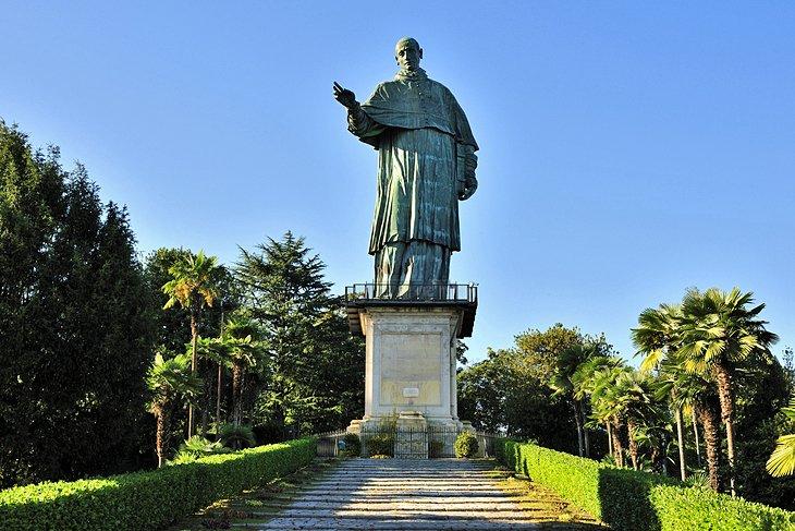San Carlone (Estatua de San Carlo Borromeo)