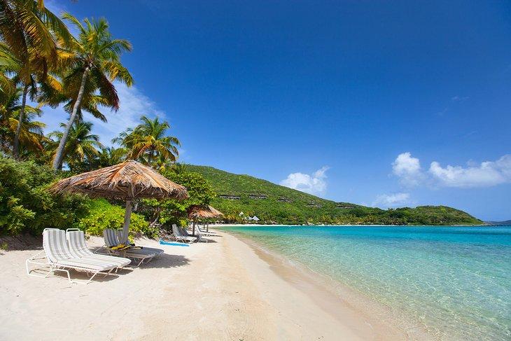 Escena idílica de playa en las Islas Vírgenes Británicas