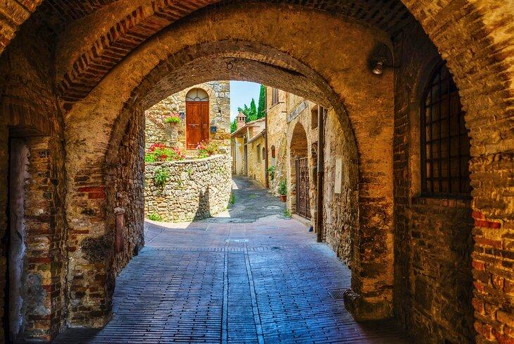 Arcada pintoresca en San Gimignano