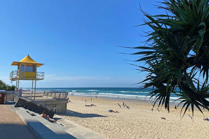 Vista hacia el norte a lo largo de la Playa Surfers Paradise