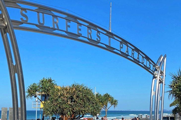Cartel de Surfers Paradise al final de la Avenida Cavill