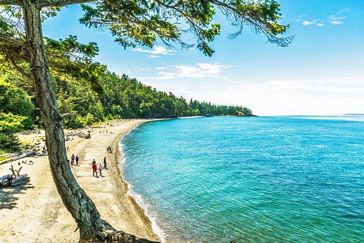 Playa en el Parque Estatal Deception Pass, a 19 kilómetros de La Conner