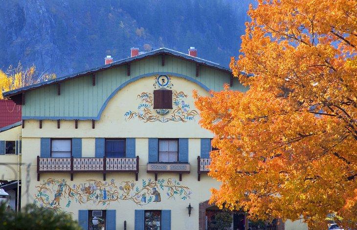 Edificio bávaro y colores otoñales en Leavenworth