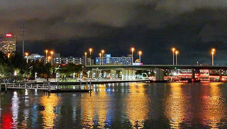 Riverwalk de noche cerca de Armature Works