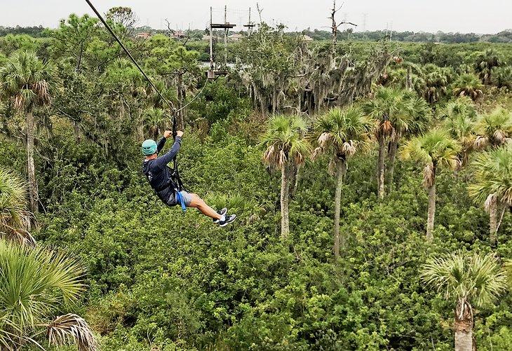 Autor, Michael Law, haciendo tirolesa en Empower Adventures